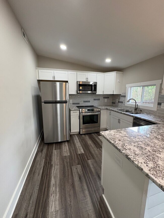 Building Photo - 3 Bedroom 2 Bath Home in Greenville