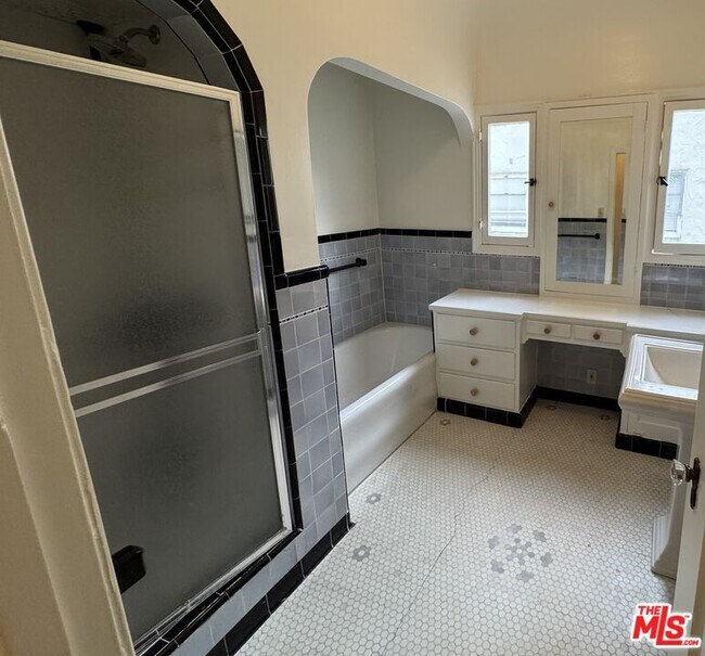 Building Photo - 326 1/2 N Sycamore Ave