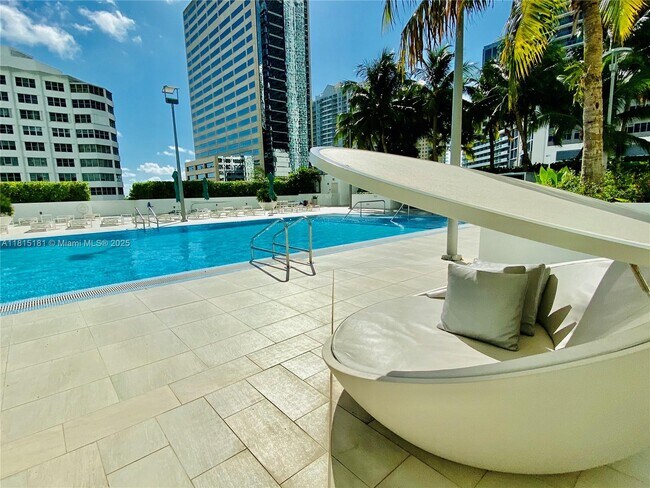 Building Photo - 950 Brickell Bay Dr