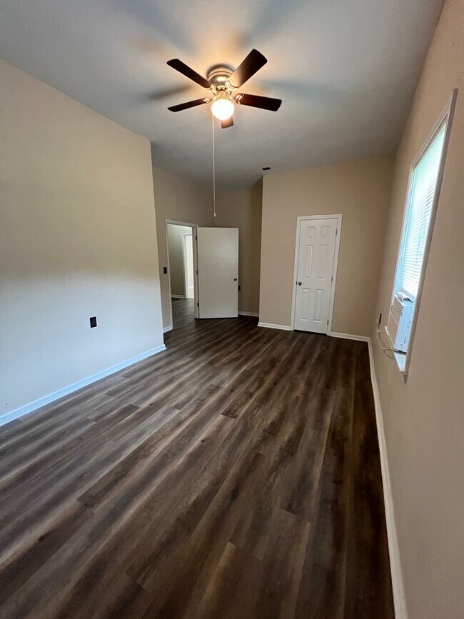 Building Photo - 3 Bedroom, 1 Bath Home