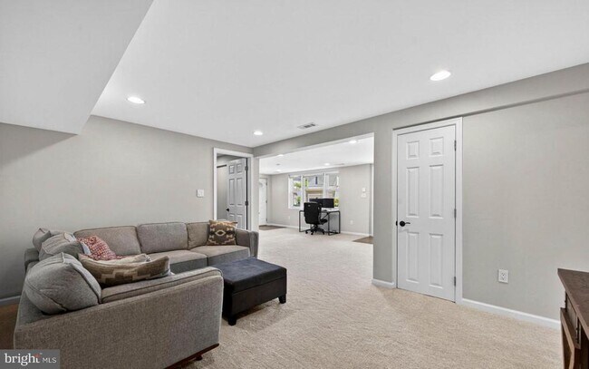 Building Photo - 1109 Hillcrest Dr SW