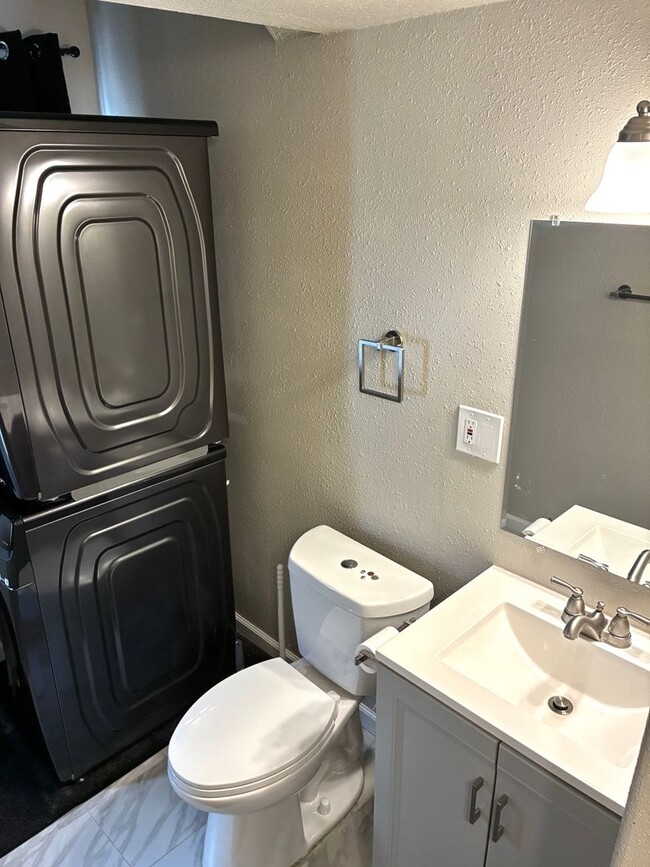 Building Photo - 3 Bedroom Home with Large Yard