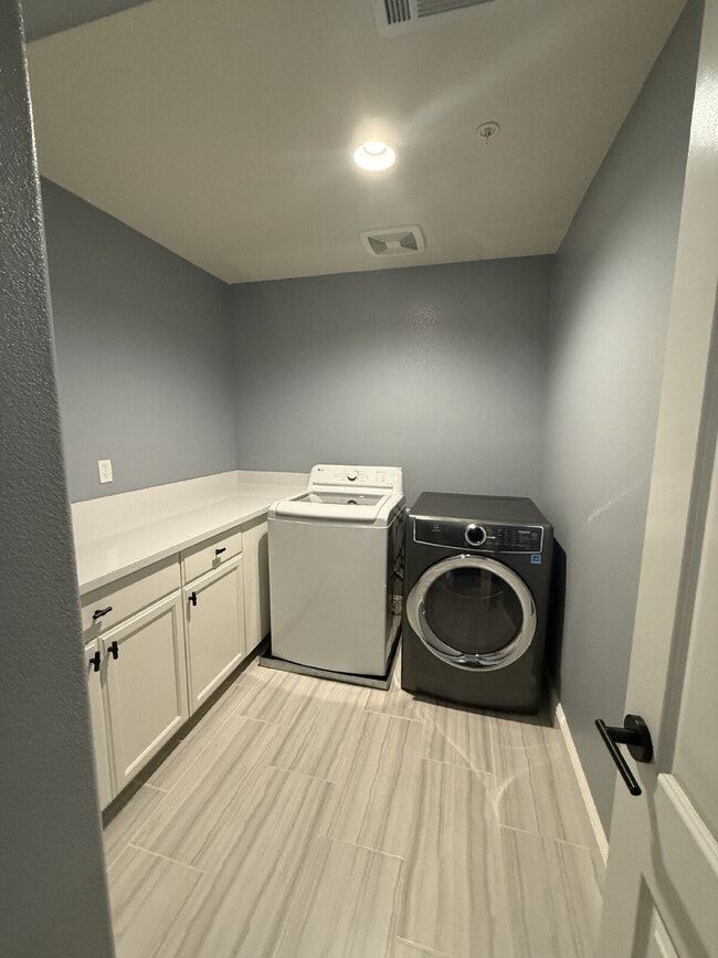 Building Photo - Gorgeous 3 Bed, 2.5 Bath Condo in Perfect ...