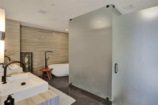 Building Photo - 2200 N Ocean Blvd