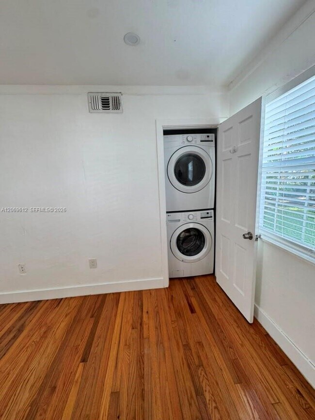 Building Photo - 15 Sidonia Ave