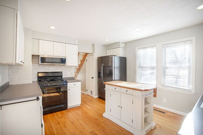 Building Photo - 40 Lealand Ave