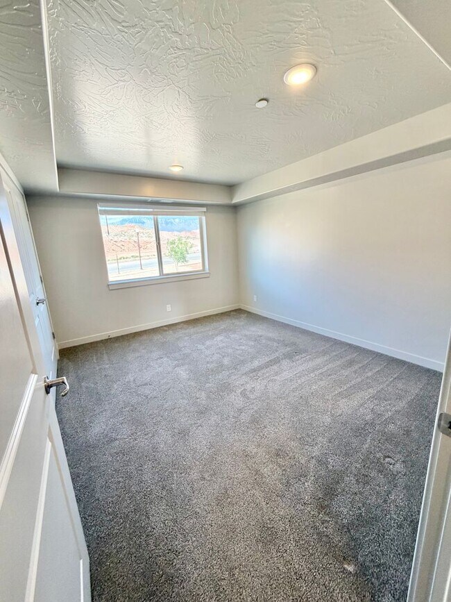 Building Photo - 2 Bed Lone Rock Condo!