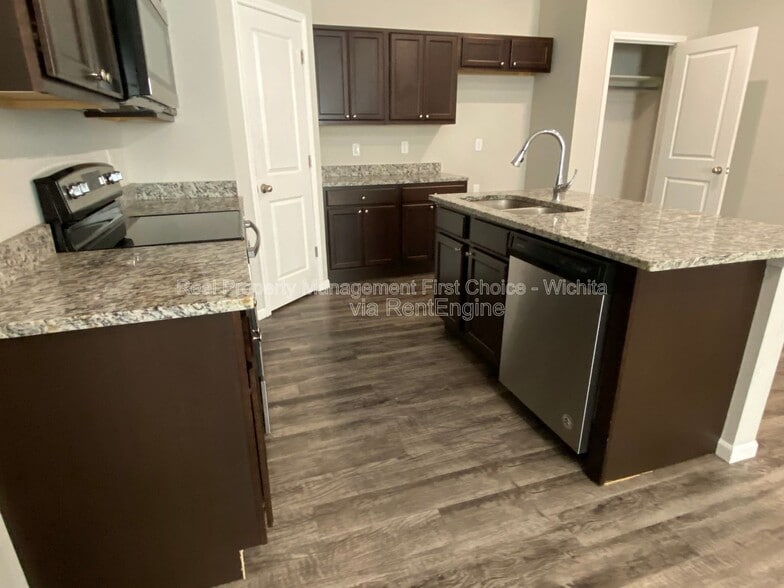 Building Photo - 412 S Longbranch Dr