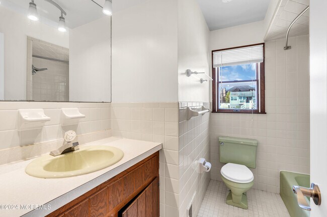 Building Photo - 205 S Shore Dr