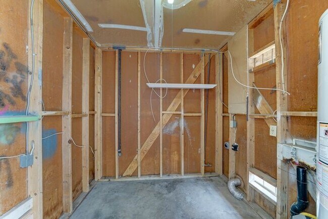 Building Photo - READY TO VIEW NOW! Spacious 4-Bed Home Nea...