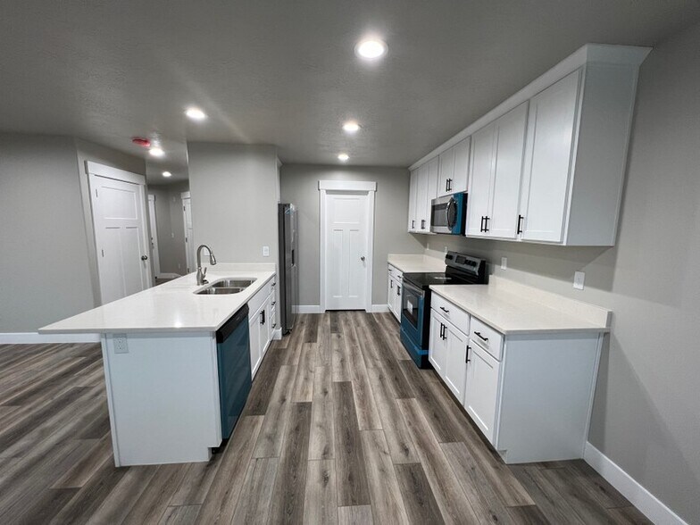 Building Photo - 447 E 625 S