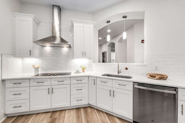 Building Photo - Renovated Corner Condo, Move-In Ready!