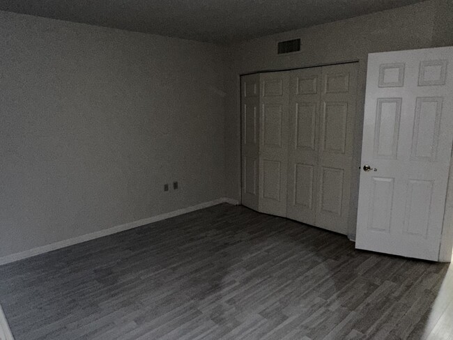 Bedroom - 4200 N Miller Rd