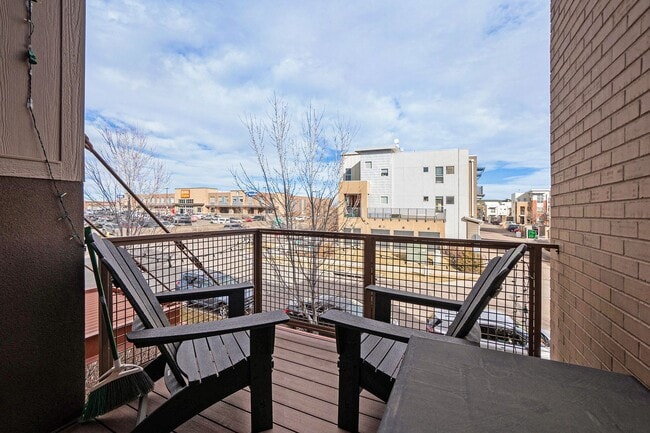 Building Photo - Beautiful Townhouse in Denver's Central Park