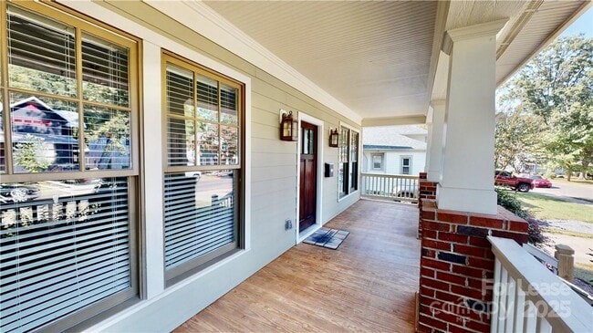 Building Photo - 2213 Roslyn Ave