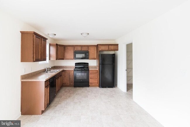 Building Photo - 10 Breezewood Dr