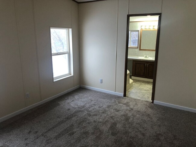 Building Photo - Country living close to town on 1 acre!