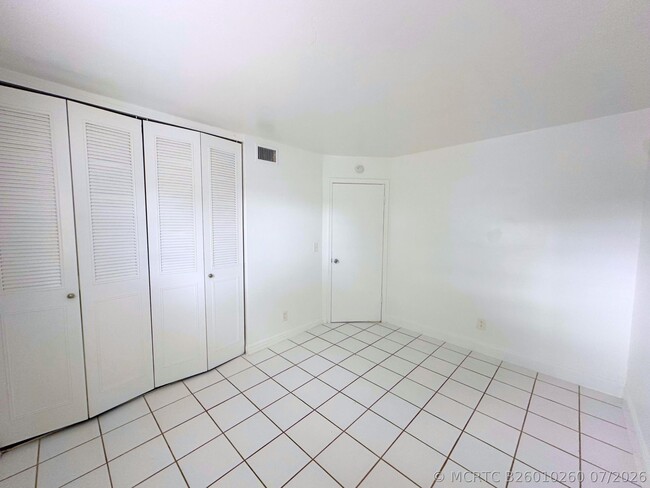 Building Photo - 519 W Kalmia Dr