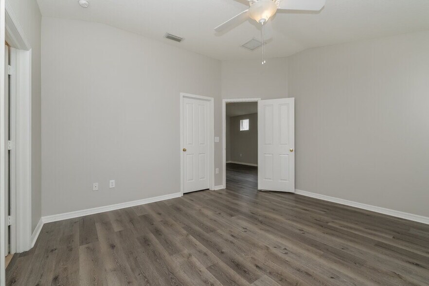Building Photo - 8350 Crescent Moon Dr