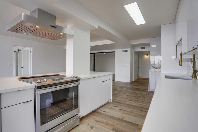 Building Photo - 435 N Oakhurst Dr