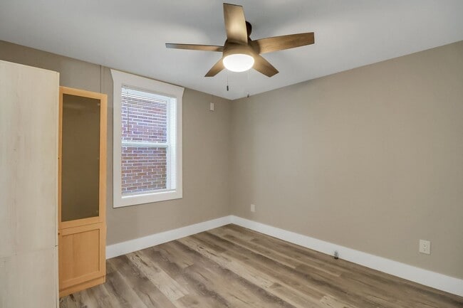 Building Photo - 3 BED | 2 BATH | REAR OFF-STREET PARKING |...