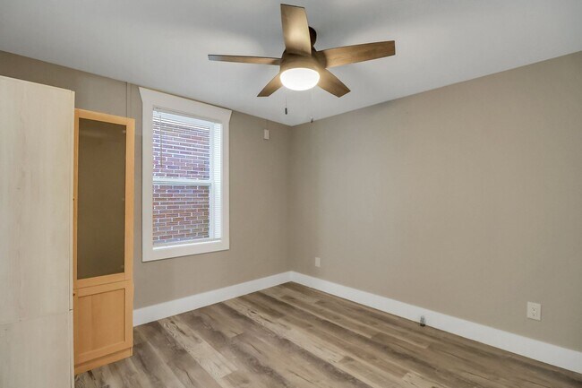 Building Photo - 3 BED | 2 BATH | REAR OFF-STREET PARKING | AVAILABLE MID-NOVEMBER