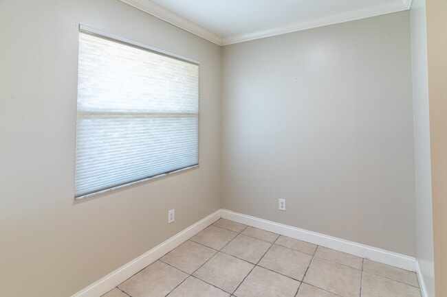 Building Photo - Well-Maintained 2BR/2BA Condo with Lake Vi...