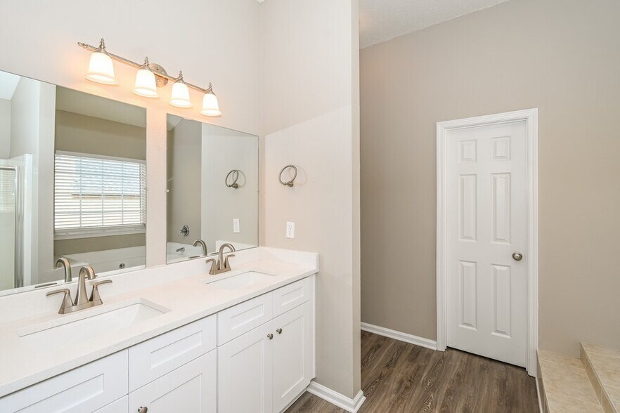 Building Photo - 10324 Deep Creek Cove