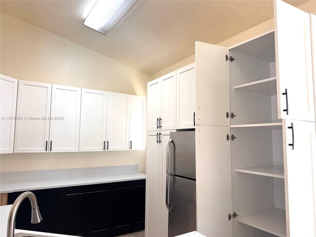 Building Photo - 3725 NE 23rd Ct