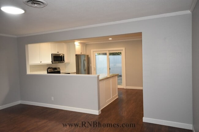 Building Photo - 415 Sutton Pl