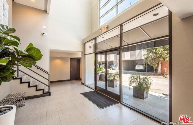 Building Photo - 514 S Barrington Ave