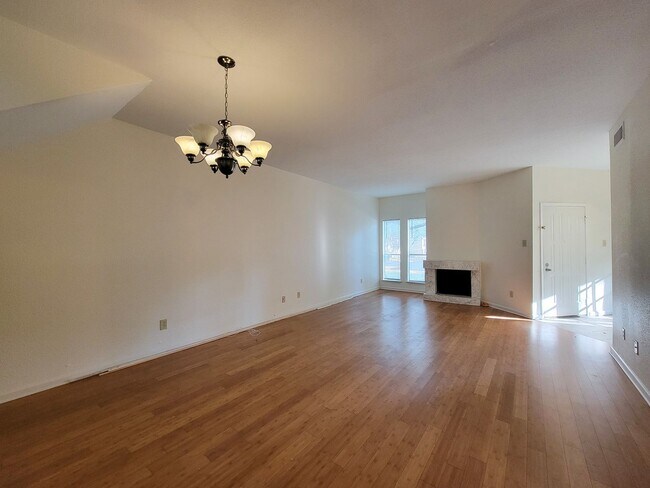 Building Photo - BEAUTIFUL UPDATED 2 BEDROOM 2 BATH CONDO. ...