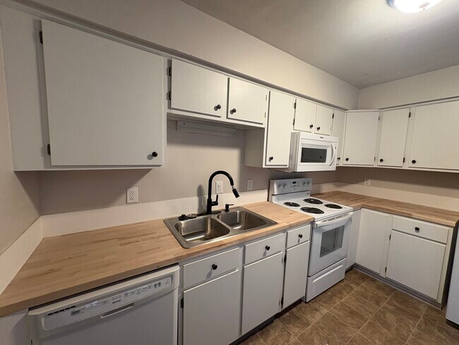 Building Photo - 813 S Grosvenor Ct