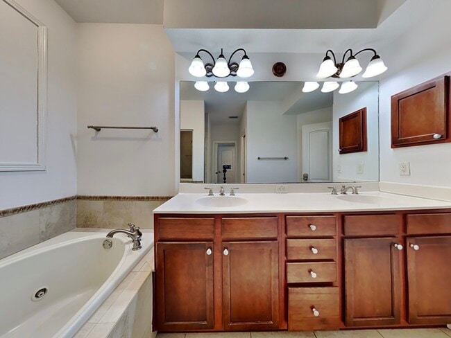 Building Photo - 422 S Habana Ave