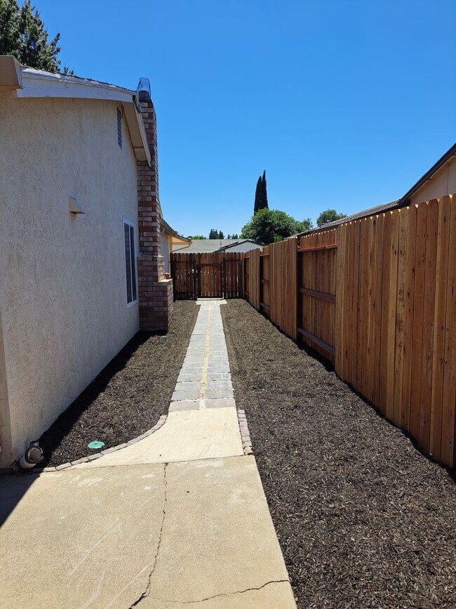 Building Photo - Updated, Spacious Home with Charm!