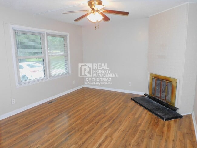 Building Photo - Charming 3 Bedroom/1.5 Bath in Browns Summ...