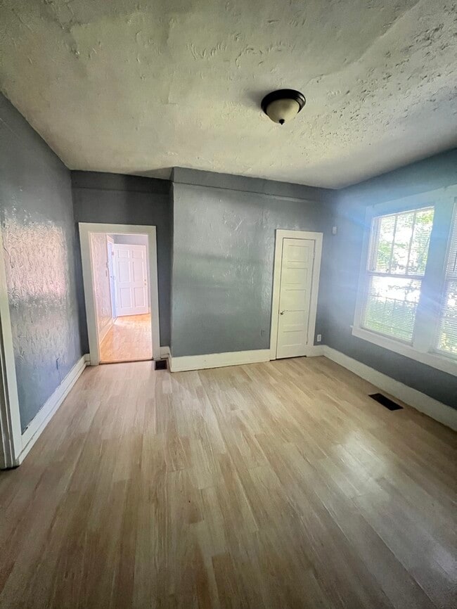 Building Photo - House For Rent