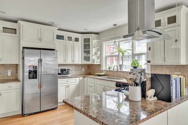 Building Photo - 266 Belmont St