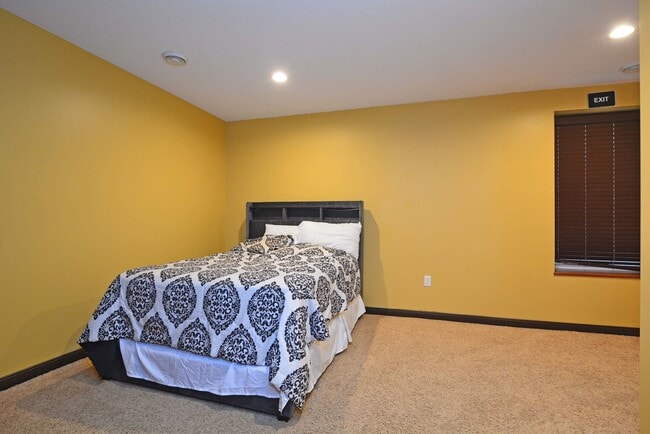 Building Photo - Spacious 5-Bed 3-Bath Home in South St. Paul - Available Now!