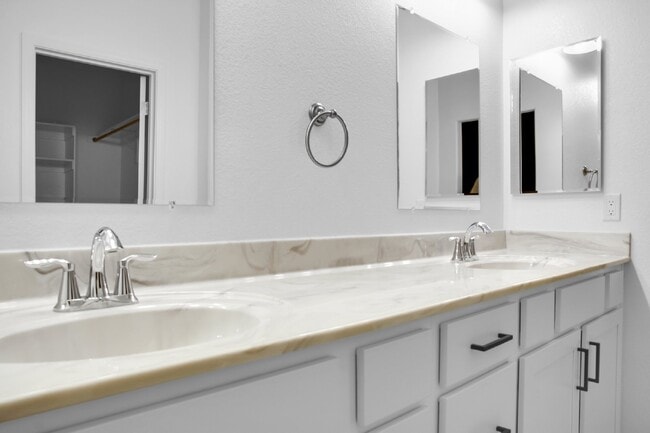 Building Photo - Beautiful Contemporary home with panoramic views! Community pool and club house use included.