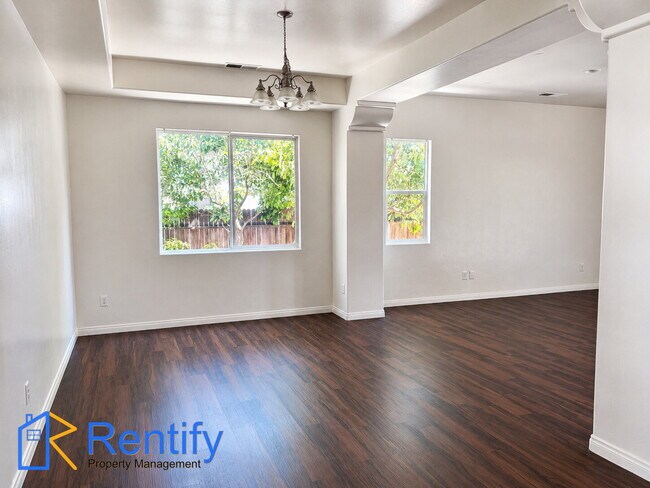 Building Photo - 4 bed, 2.5 bath home in NW Bakersfield - Gardener included