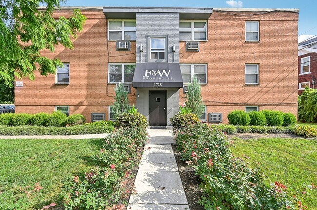 Building Photo - 1738 E Long St