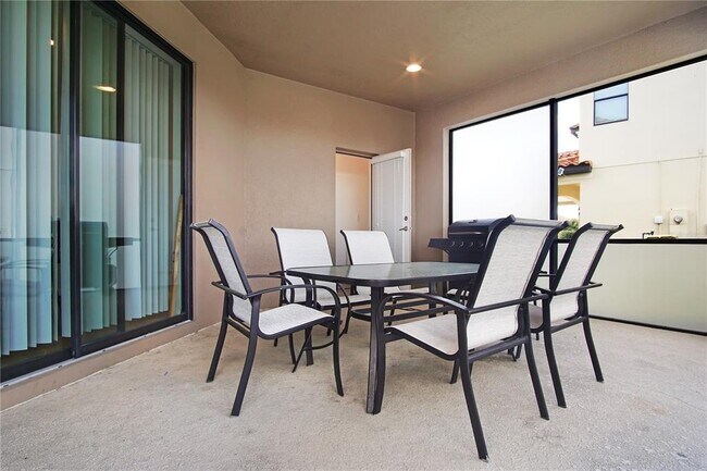 Building Photo - 2545 Rosemont Cir