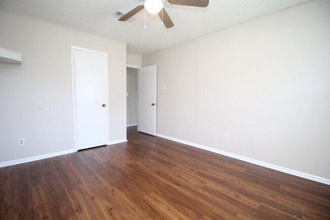 Building Photo - Great 4BR/2BA Home Near PSC Westside & NAS...