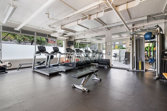 Building Photo - 2 Bed, 2 Bath Bright & Modern Condo in the Pearl District - Now Available!