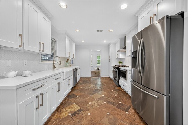 Building Photo - 5111 Creekbend Dr