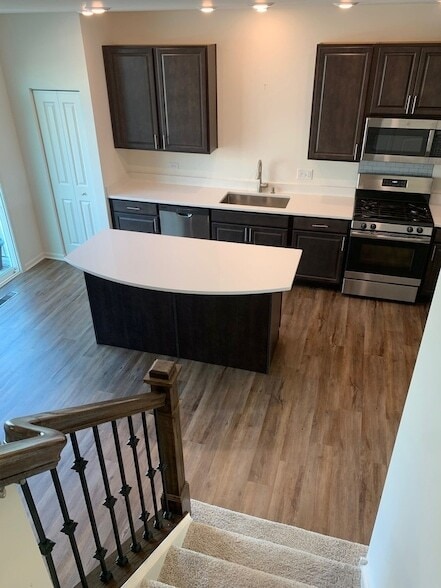 Building Photo - 285 Lakeshore Dr