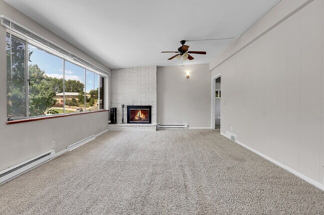 Building Photo - $1,995 - 3 Bed, 1 Bath Duplex Unit in Litt...