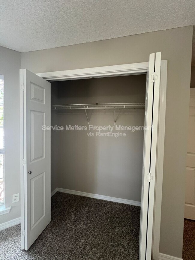 Building Photo - 5959 Sleepy Hollow Ct
