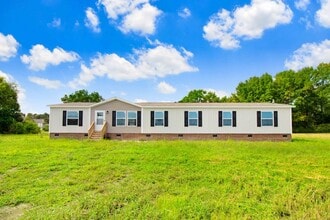 Building Photo - SPACIOUS 4 BR | 3 BA HOME W/ PLENTY OF PRIVACY *Pikeville school district*
